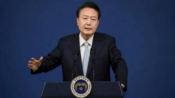 দক্ষিণ কোরিয়ায় আচানক সামরিক আইন জারি